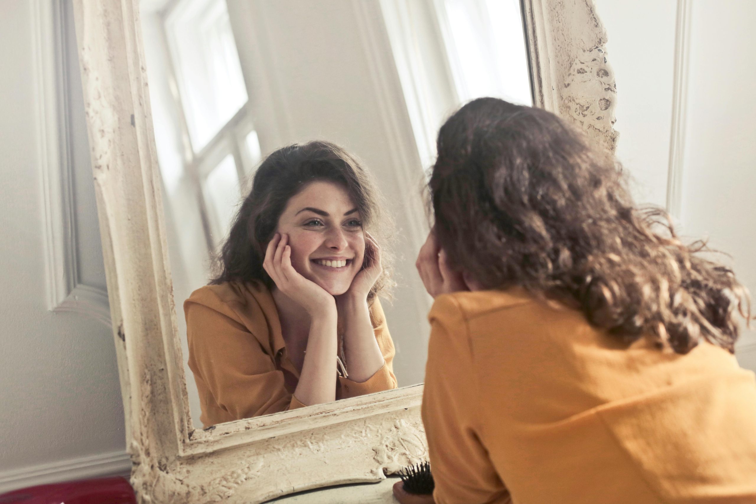 positive thinking pic girl and mirror